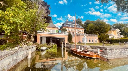 https://www.literaturportal-bayern.de/images/lpbplaces/2024/klein/Villa%20Zitzmann_ehem%20DGB-Schule_Niederpcking_500.jpg#joomlaImage://local-images/lpbplaces/2024/klein/Villa Zitzmann_ehem DGB-Schule_Niederpcking_500.jpg?width=500&height=280